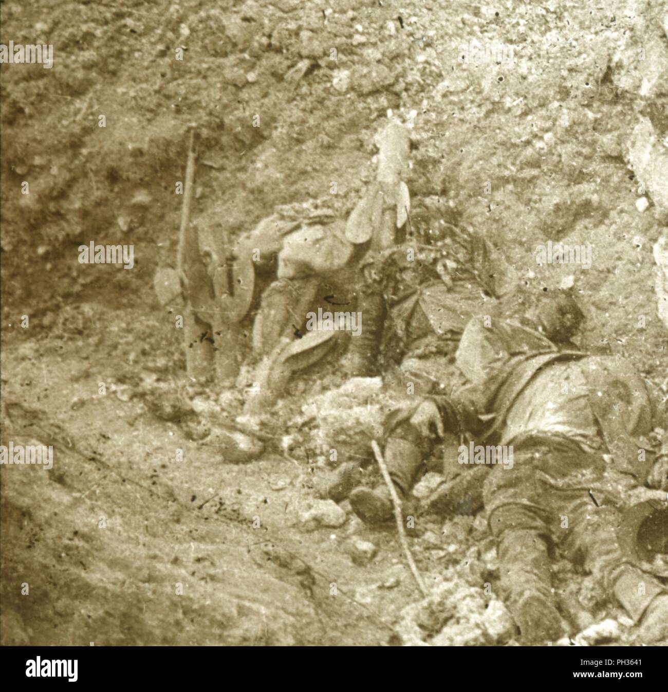 Körper von toten Soldaten, c 1914 - c 1918. Artist: Unbekannt. Stockfoto