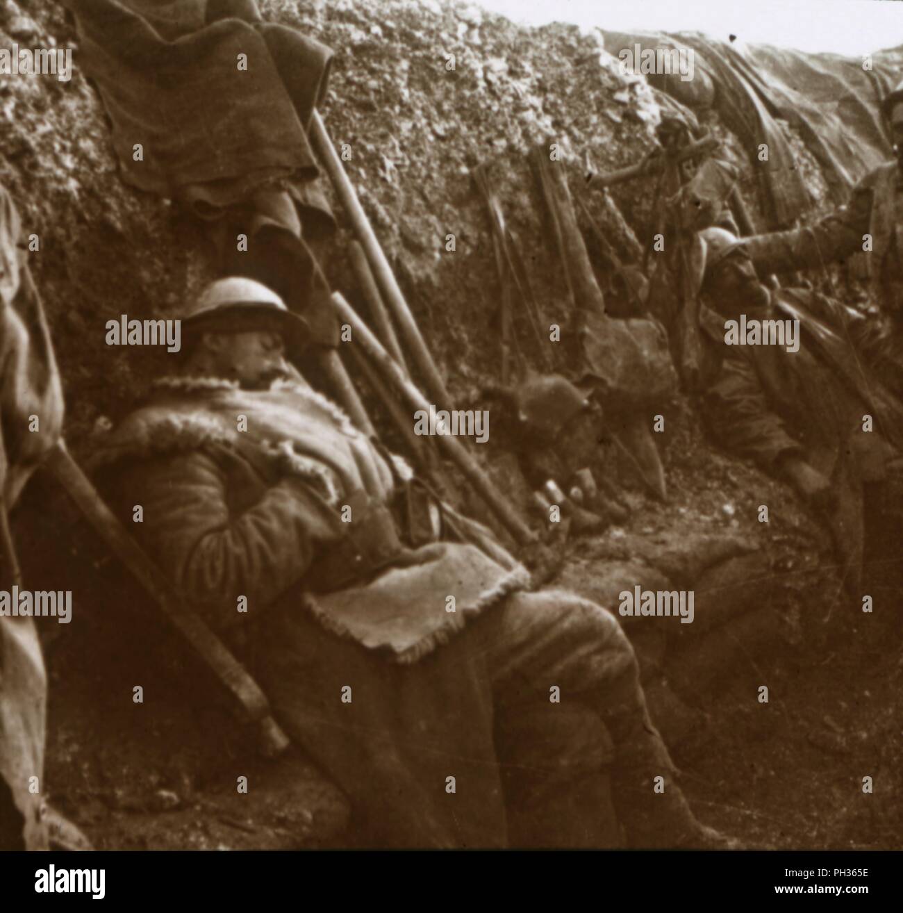 Soldaten in Schützengräben ruht, c 1914 - c 1918. Artist: Unbekannt. Stockfoto