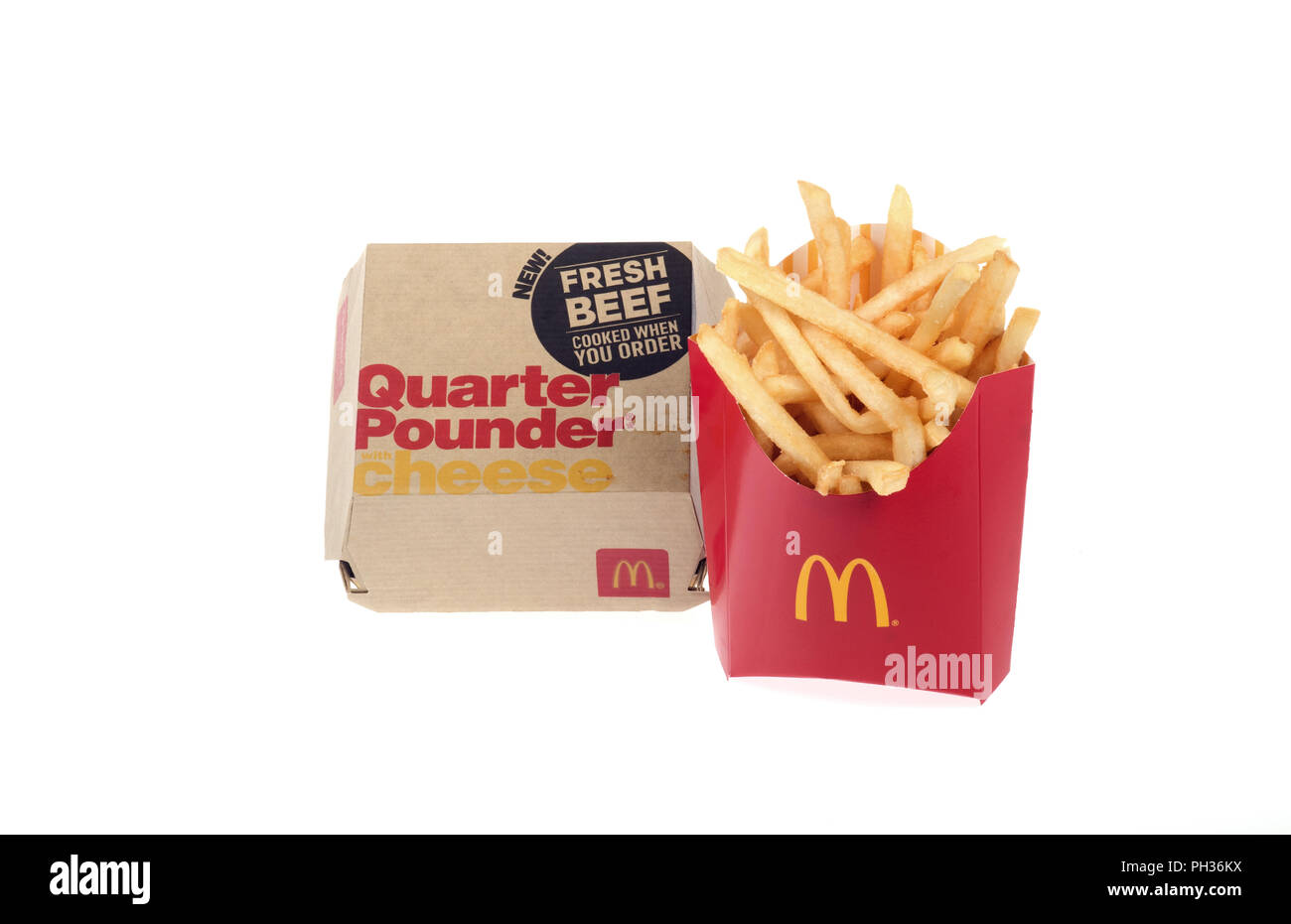 McDonald's frisches Rindfleisch Viertelpounder mit Käse in einer Box mit einer mittleren Pommes frites. Dies ist ein frisch zubereitete Burger zu bestellen, nicht gefroren Stockfoto