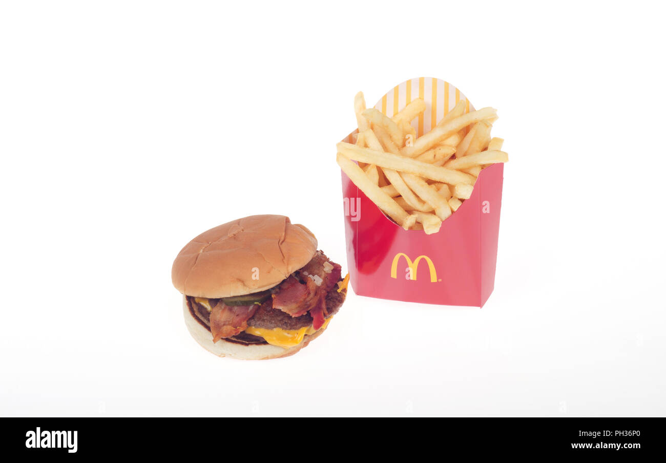 McDonald's Speck McDouble Cheeseburger mit einem mittleren Pommes frites Stockfoto