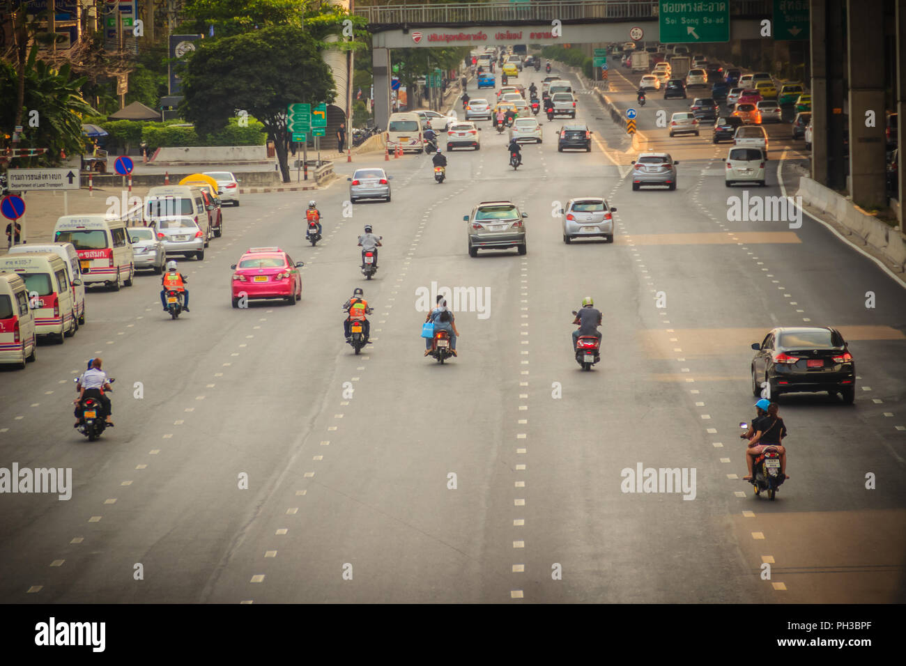 Bangkok, Thailand - 8. März 2017: Glatt Verkehr an der Vibhavadi Rangsit Road nach dem starken Verkehr jamed von ladprao Kreuzung weitergegeben. Stockfoto