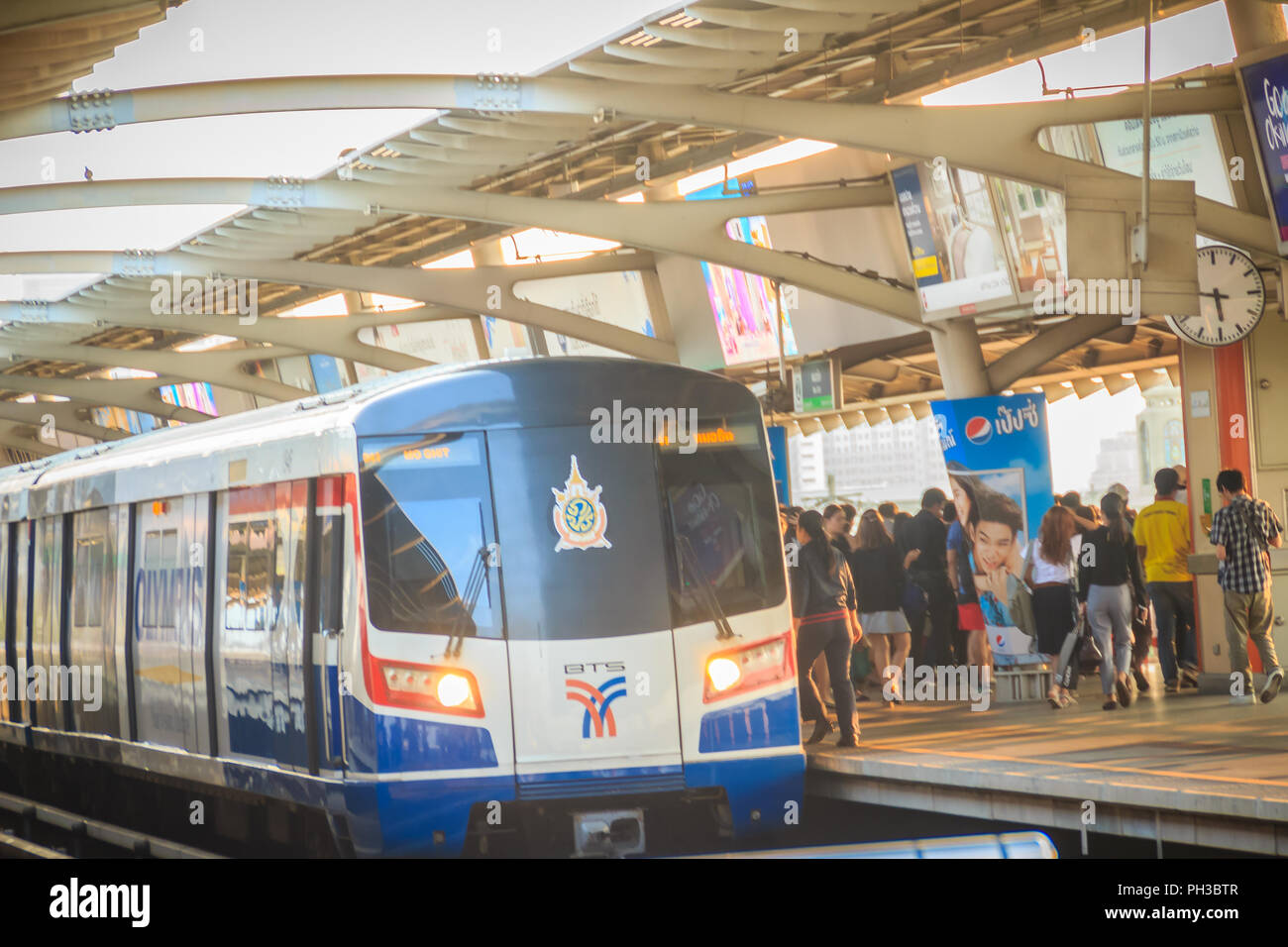 Bangkok, Thailand - 8. März 2017: BTS Skytrain anreisen und auf der Plattform an der BTS-Station Mochit stoppen. Stockfoto