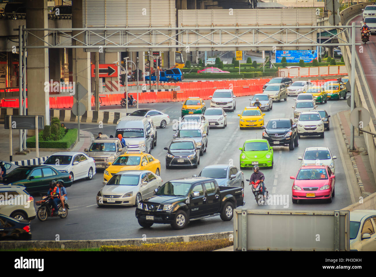 Bangkok, Thailand - 8. März 2017: Heavy Traffic Jam an Ladprao Kreuzung durch die grüne Linie BTS Skytrain Stiftung im Bau zwischen Vib Stockfoto