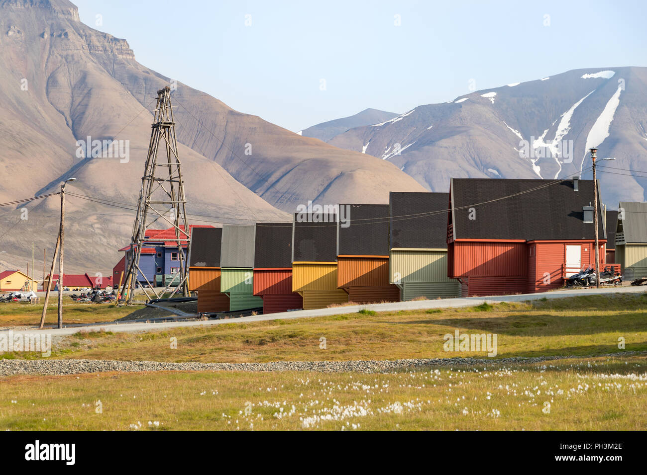 Longyearbyen, Svalbard, Norwegen - 13. August 2018: Die bunten Holzhäusern entlang der Straße im Sommer. Stockfoto