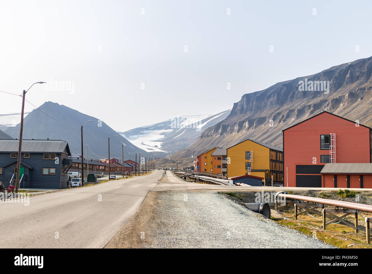 Longyearbyen, Svalbard, Norwegen - 13. August 2018: Die bunten Holzhäusern entlang der Straße im Sommer. Stockfoto