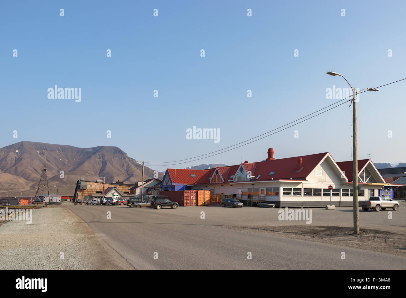 Longyearbyen, Svalbard, Norwegen - 13. August 2018: Die Lompen Senteret Shopping Mall entlang der Straße im Sommer. Stockfoto