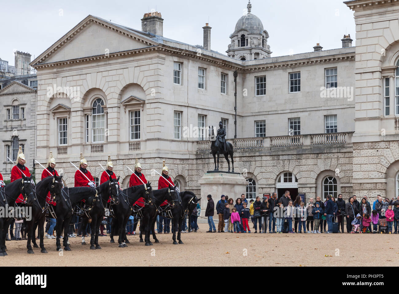 London, Großbritannien, 29. Oktober 2017: montierte Schutzvorrichtungen und Touristen in der Nähe der Horse Guards in Whitehall in London Stockfoto