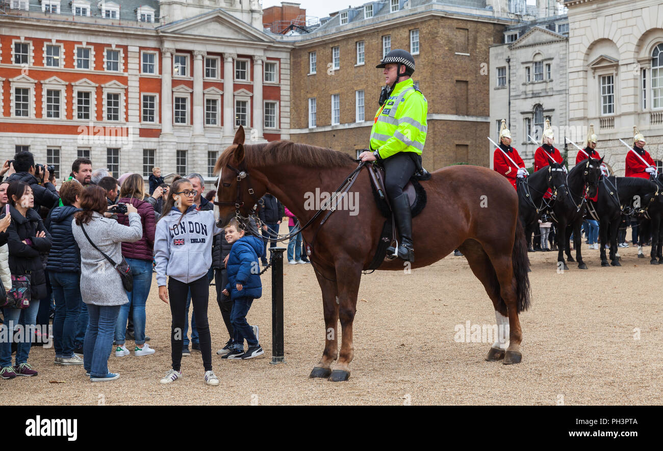 London, Großbritannien, 29. Oktober 2017: Mounted Police Officer und Touristen außerhalb der Horse Guards in Whitehall in London Stockfoto