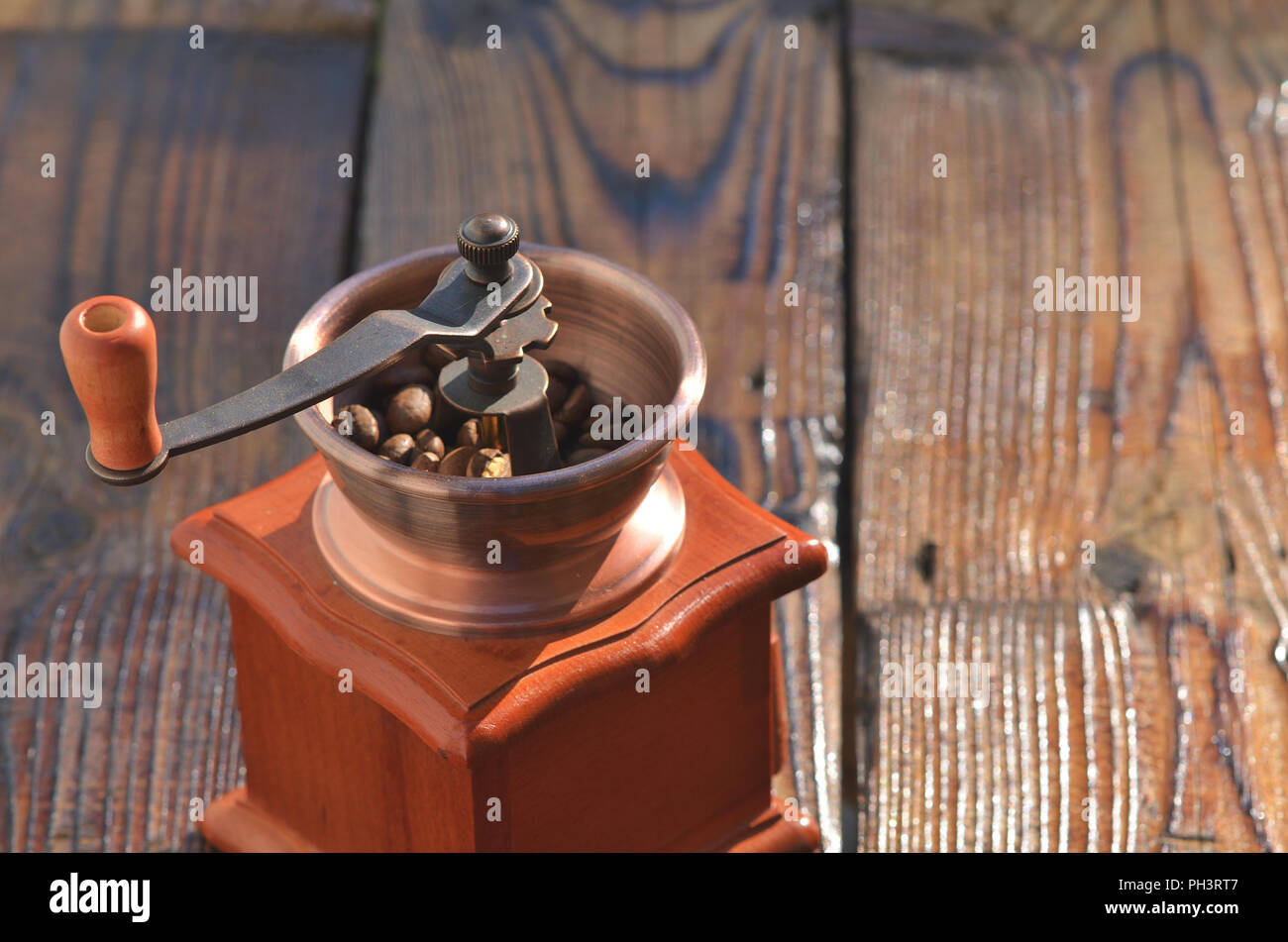 Kaffeemühle mit Kaffeebohnen auf Brettern, Textur, Hintergrund Stockfoto