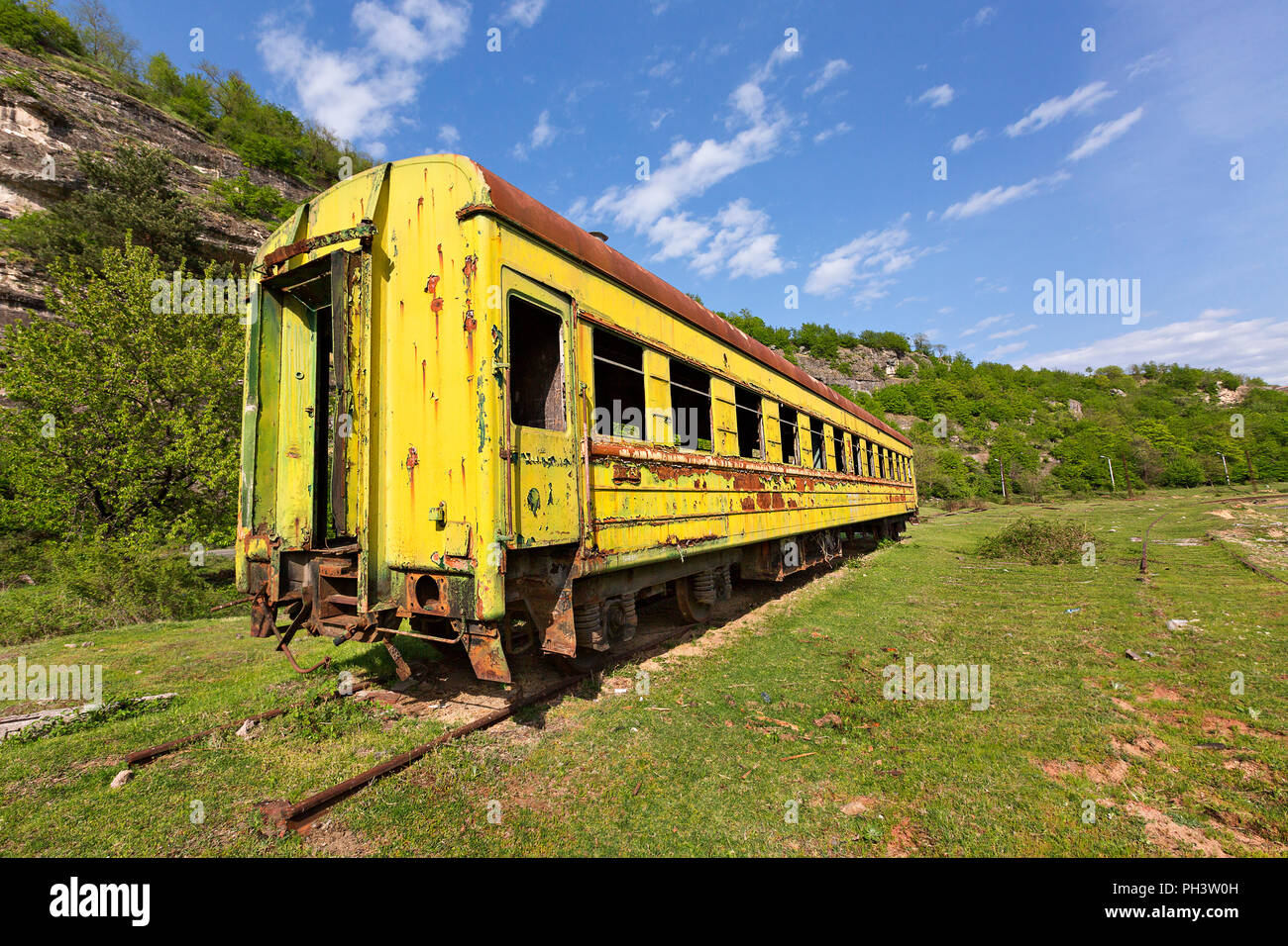 Verlassene russische Zugwagen aus der Sowjetzeit in Georgien, Kaukasus Stockfoto
