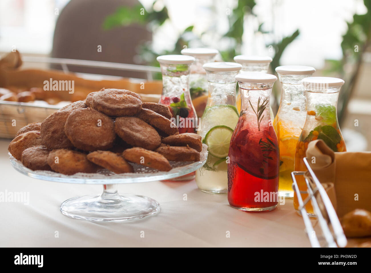 Obst Getränke und Kekse auf dem Tisch Stockfoto