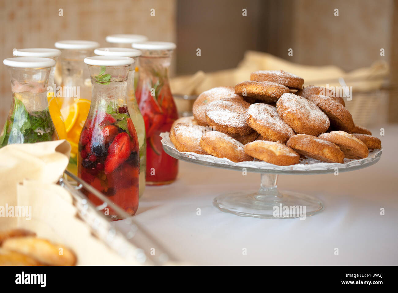 Obst Getränke und Kekse auf dem Tisch Stockfoto