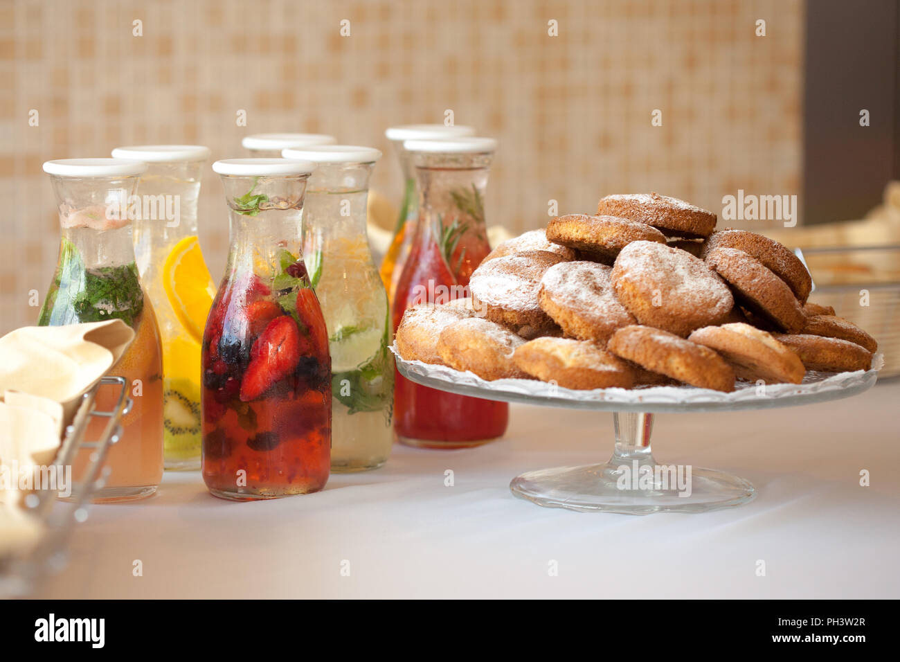 Obst Getränke und Kekse auf dem Tisch Stockfoto