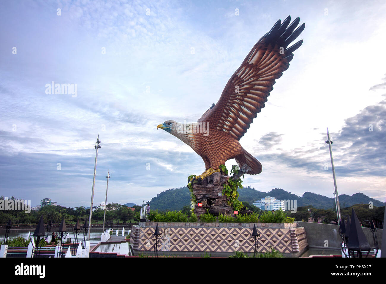 Das rötlich-braune eagle Skulptur an Dataran Lang war als ein Wahrzeichen der Insel Langkawi, Kuah Town, Malaysia gelegen, ist ein beliebter Touris Stockfoto