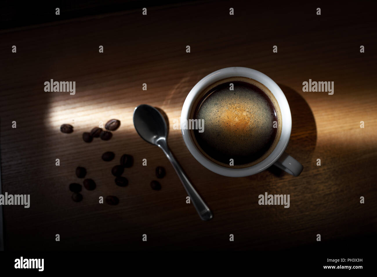 Heißer Kaffee Cappuccino Tasse mit Milch Schaum auf Holz Tisch Hintergrund Stockfoto