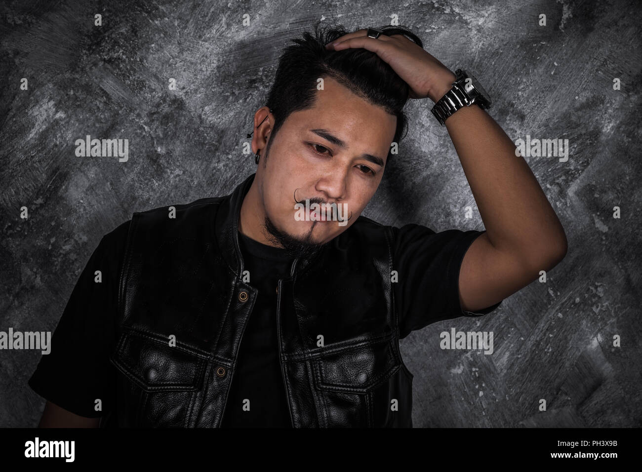 Portrait von biker Mann in Schwarz Leder Jacke Stockfoto
