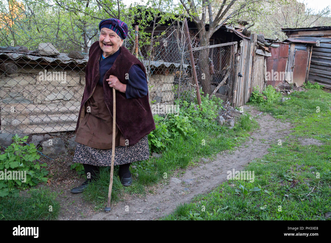 Georgische ältere Dame gehen und lächelnd in Akhaltsikhe, Georgia. Stockfoto