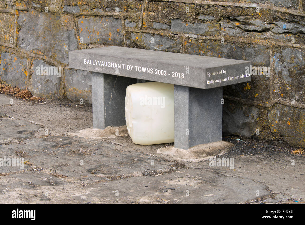 Stein Sitz und Kunststoffbehälter Stockfoto