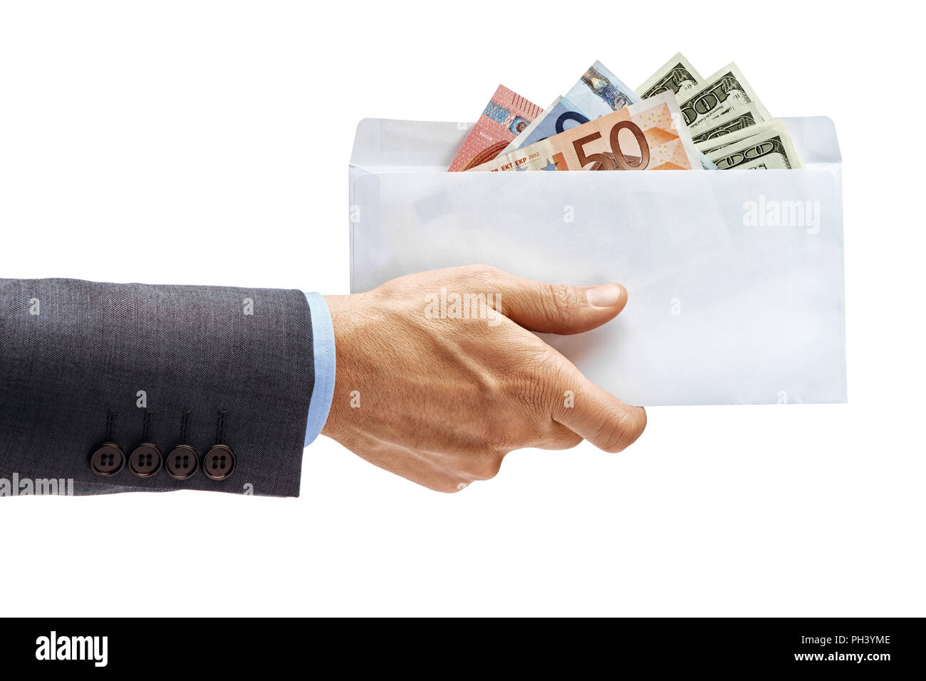 Des Menschen Hand in Anzug Holding vollständige Umschlag von Geld auf weißem Hintergrund. Hochauflösende Produkt. Nahaufnahme Stockfoto