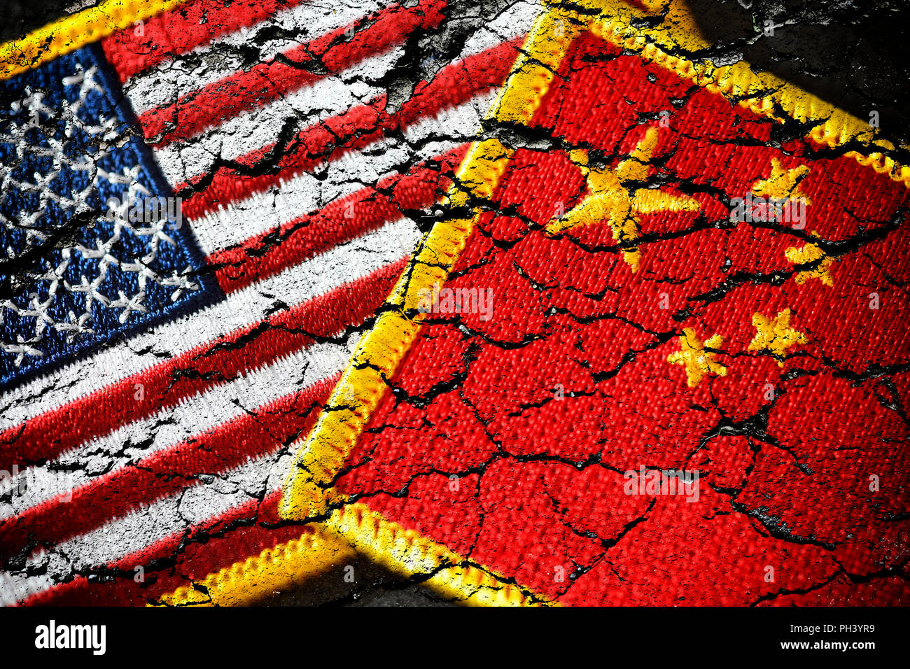 Flaggen der USA und China auf defekten Boden, Tarif Krieg Stockfoto
