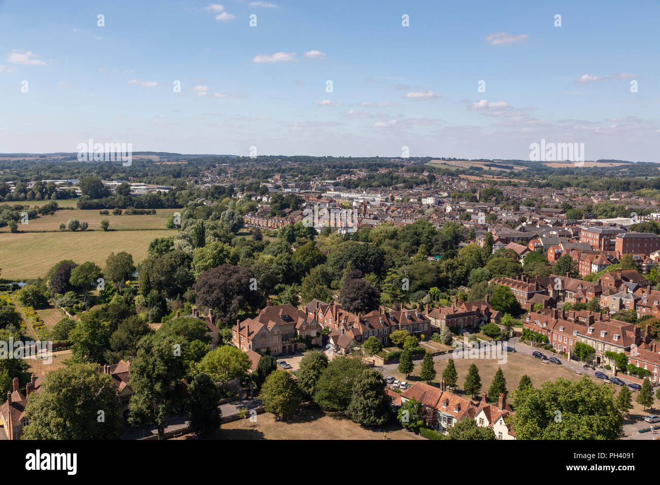 Die mittelalterliche Kathedrale von Salisbury, Wiltshire, UK, von oben ein wunderschön klaren Tag gesehen im Sommer. Stockfoto