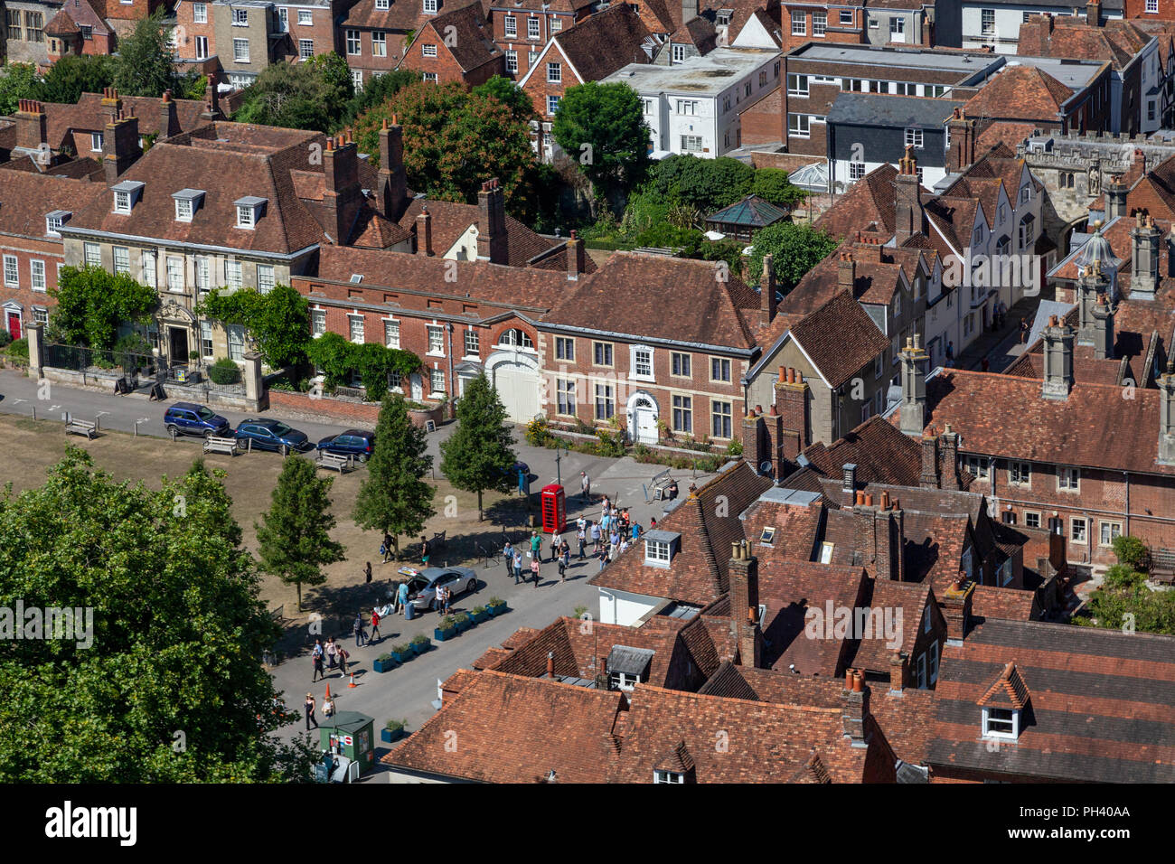 Die mittelalterliche Kathedrale von Salisbury, Wiltshire, UK, von oben ein wunderschön klaren Tag gesehen im Sommer. Stockfoto