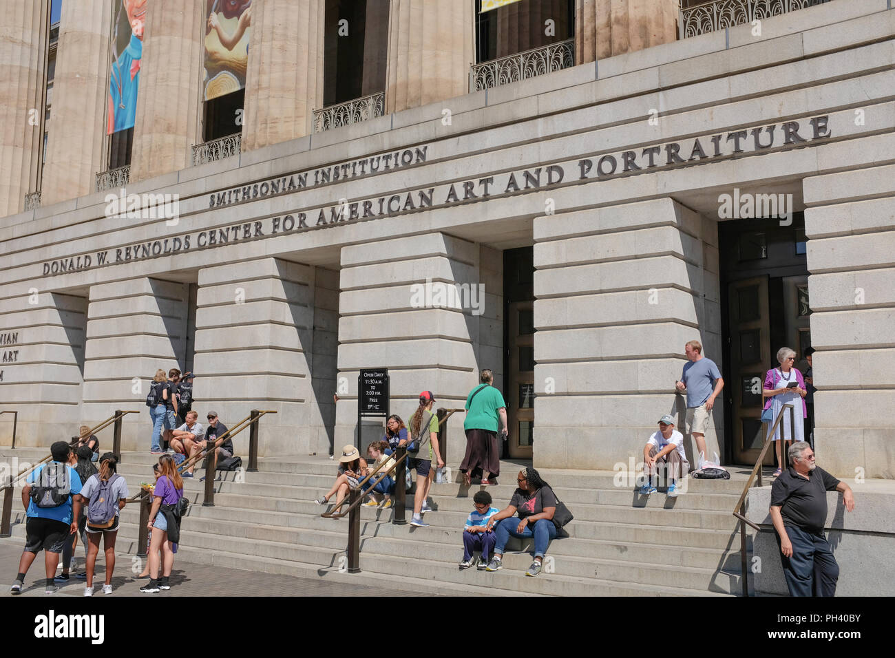 Besucher warten die Donald W. Reynolds Mitte für amerikanische Kunst und Porträts zu geben, Teil der Smithsonian Institution in Washington, DC. Die cent Stockfoto