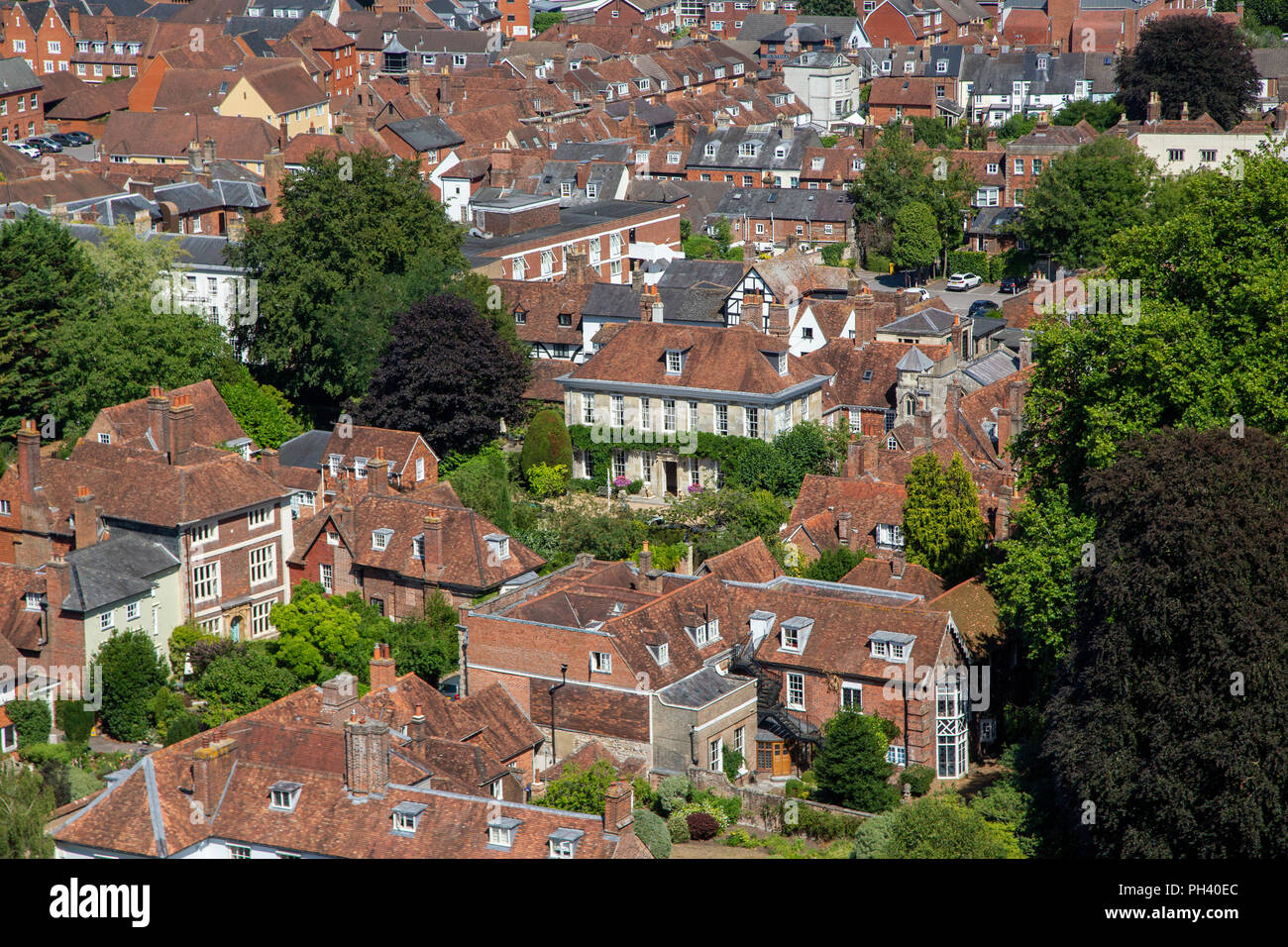 Die mittelalterliche Kathedrale von Salisbury, Wiltshire, UK, von oben ein wunderschön klaren Tag gesehen im Sommer. Stockfoto