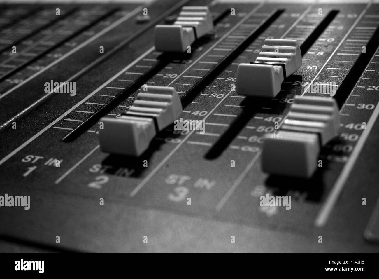 Detailansicht der Fader auf professionellen digitalen Audio Mixing Bedienpult mit null Dezimalstellen anzeigen Stockfoto