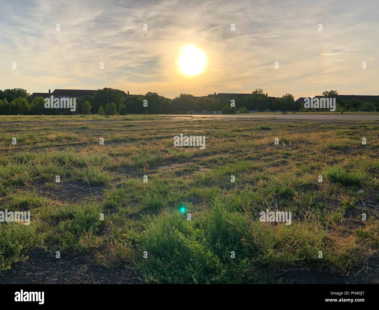 Sommer Sonnenuntergang auf dem Tempelhofer Feld, einem Park an einem ehemaligen Flughafen in Berlin, Deutschland 2018. Stockfoto