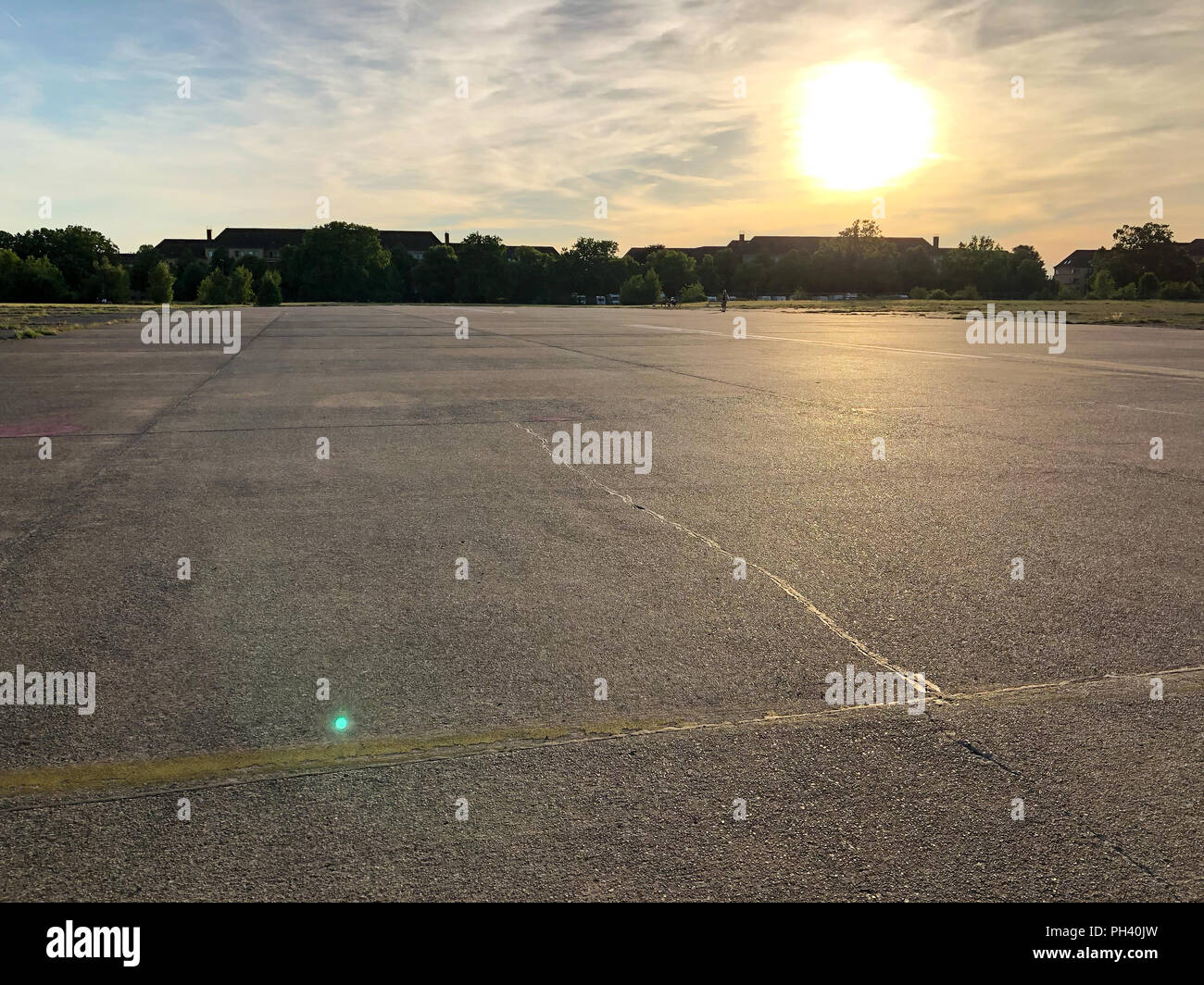 Sommer Sonnenuntergang auf dem Tempelhofer Feld, einem Park an einem ehemaligen Flughafen in Berlin, Deutschland 2018. Stockfoto