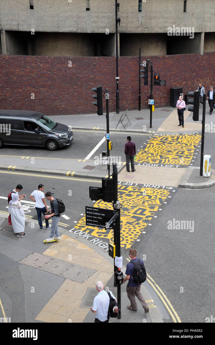 "Bunten Kreuzungen" Pop Art installation Zebrastreifen in der Nähe der Buche Street Tunnel & Barbican Station, Kulturmeile, Stadt London UK KATHY DEWITT Stockfoto
