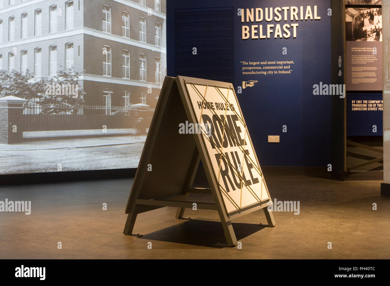 Zeichen, was darauf hindeutet, dass Home Rule (aus Dublin) entspräche von Rom in Belfast, die Geschichte der Titanic Ausstellung zu Regel Stockfoto