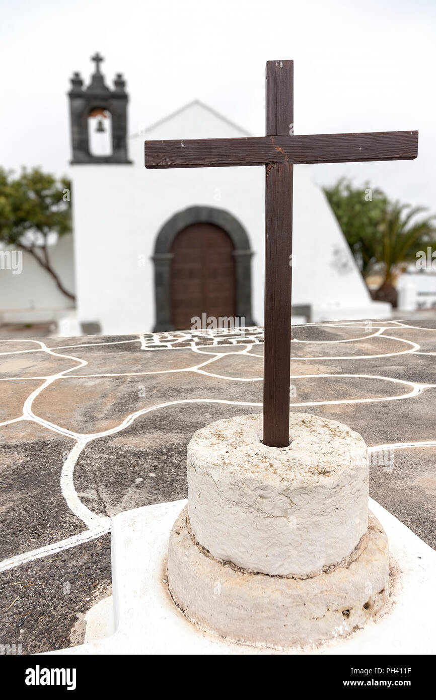 Holzkreuz an der Ermita de San Sebastian, El Mojon, Lanzarote, Kanarische Inseln, Spanien Stockfoto