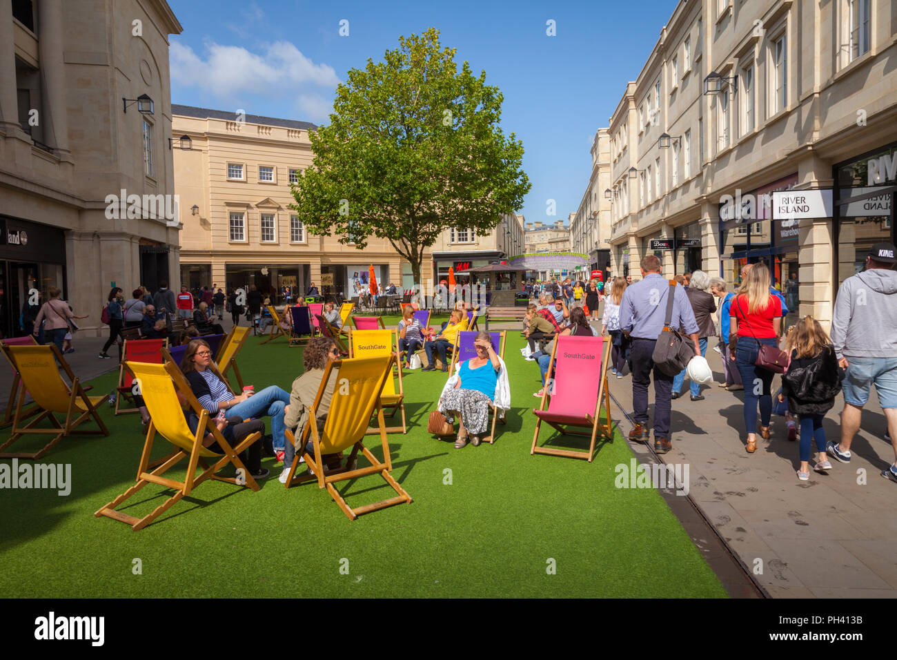 Liegestühle sind am Eingang eines Einkaufszentrums in Bath, Großbritannien Stockfoto
