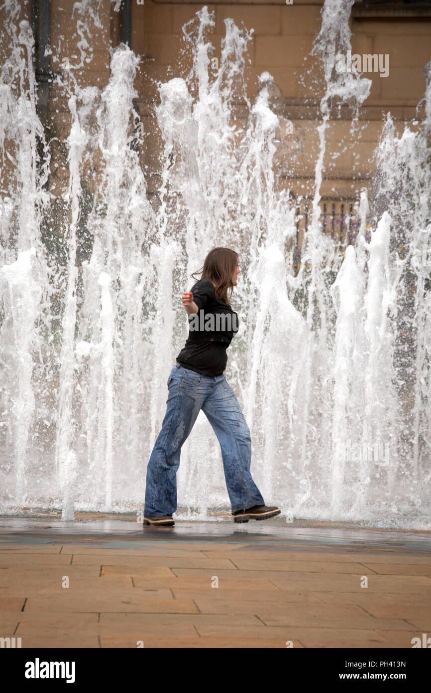 Sehr junges Kind beobachten ein Vogel und der Brunnen Wasser in der Sheffield Frieden Gärten Brunnen auf Sommer Tag Stockfoto