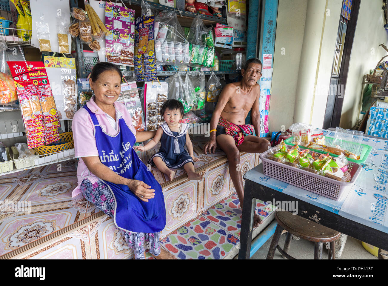 Mann, Frau und Kind am Straßenrand shop, Bangkok, Thailand Stockfoto