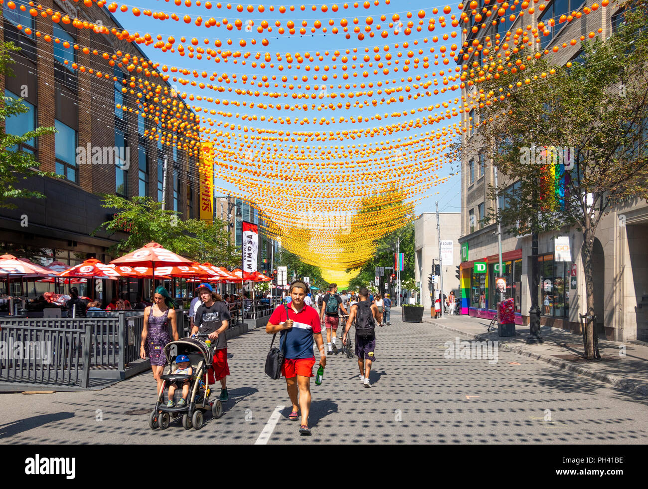 Dekorationen und kein Verkehr im Gay Village auf der Rue Sainte-Catherine in Montreal, QC, Kanada Stockfoto