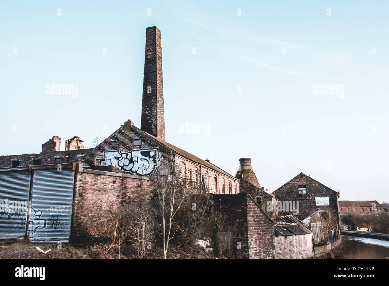 On-Trent, Staffordshire/UK -04.14.2018 Stoke: Reste der alten Töpferei auf der Bank von Trient und Mersey canal. historischen Industriearchitektur. Stockfoto
