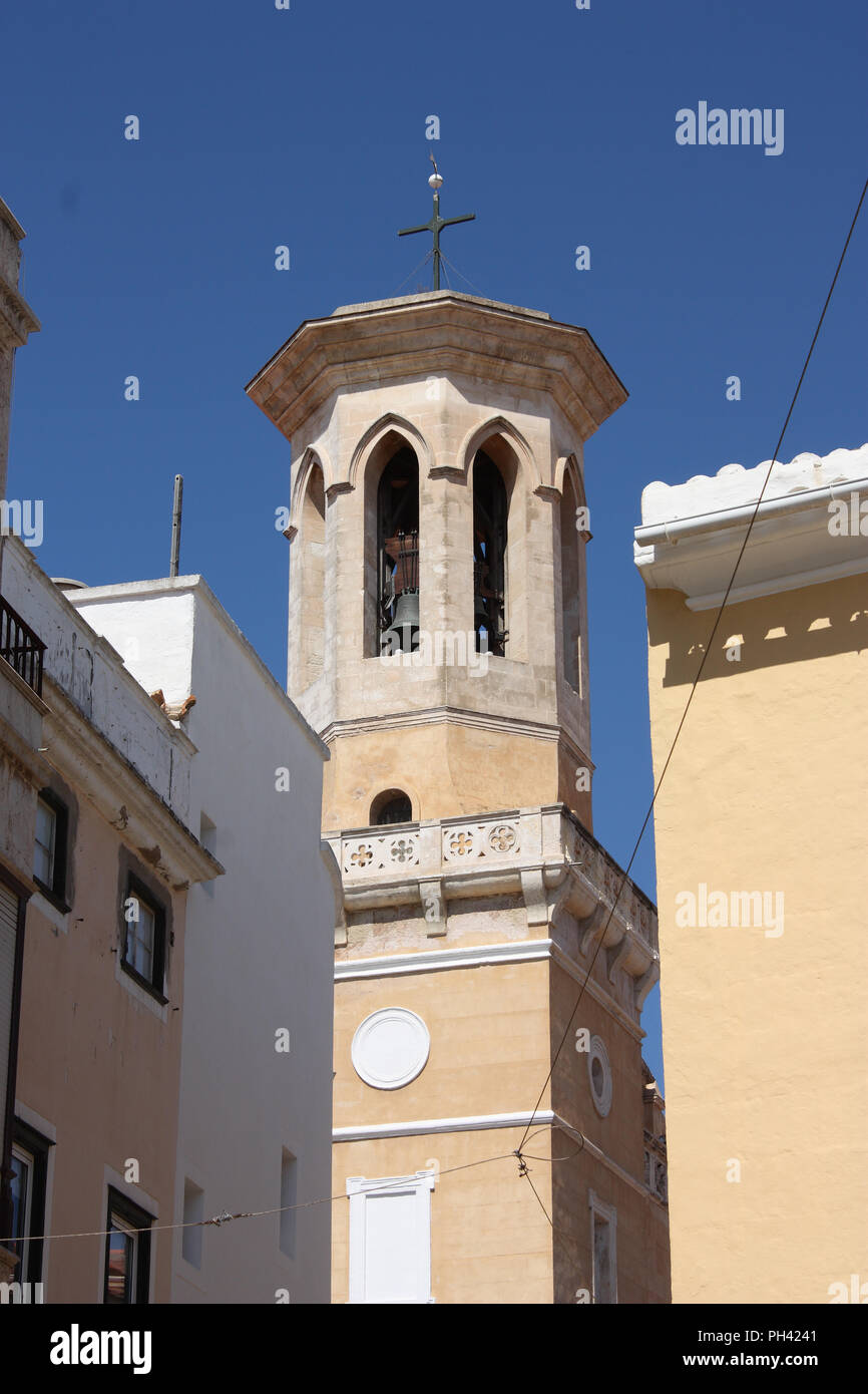 Spanien. Balearen. Menorca. Mahon. Stadtzentrum. Die Kathedrale Santa Maria Glockenturm. Stockfoto