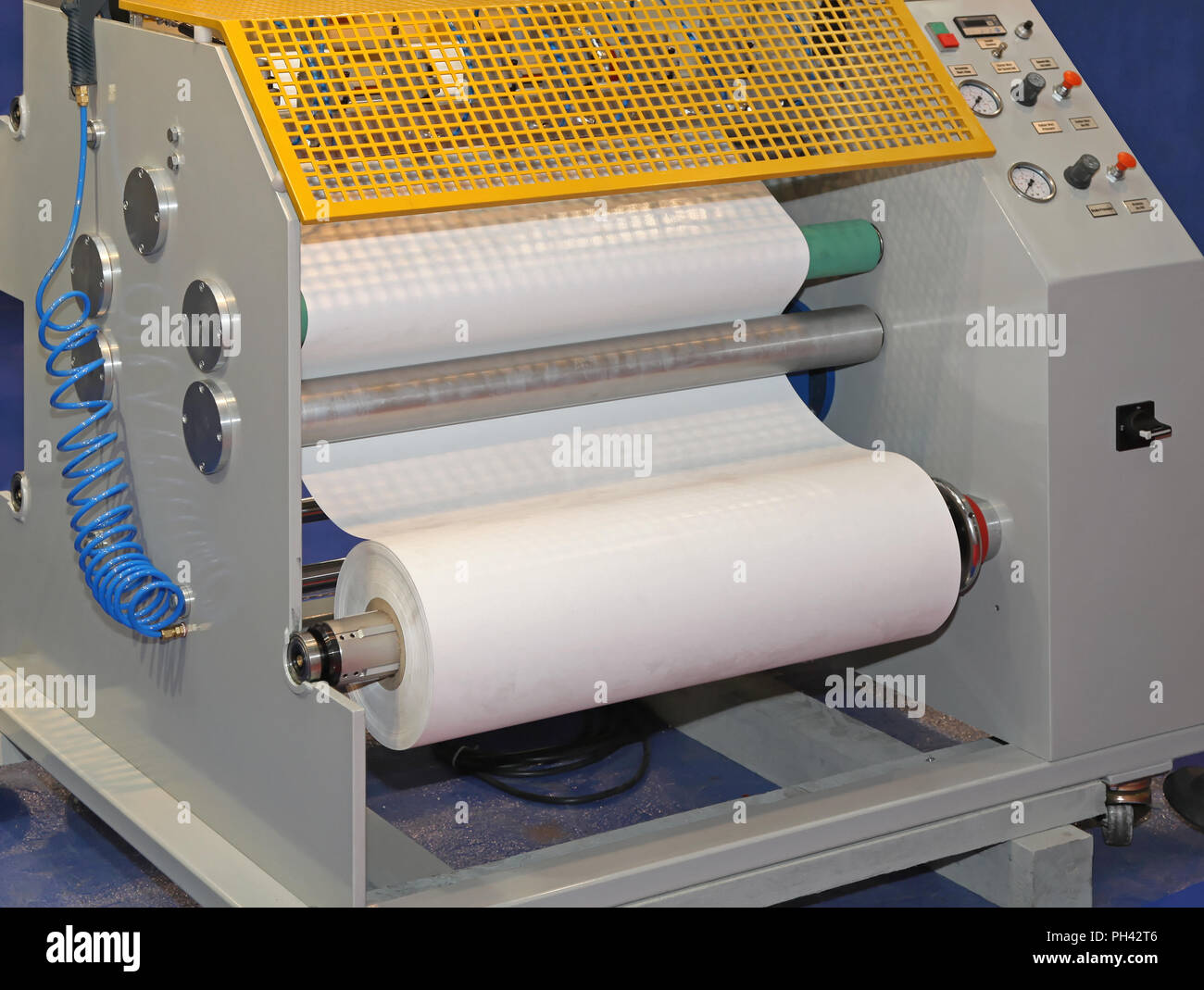 Rolle Papier in die Maschine Stockfoto