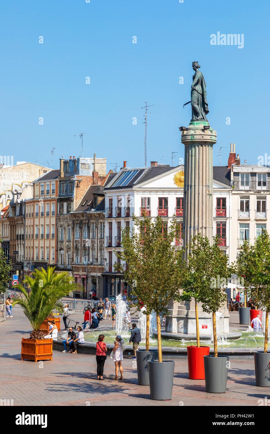 Place du General de Gaulle, die mit der Spalte der Göttin, Lille, Frankreich. Die Spalte, bekannt als La Colonne de la Deese ist ein Denkmal für die local heroes Stockfoto