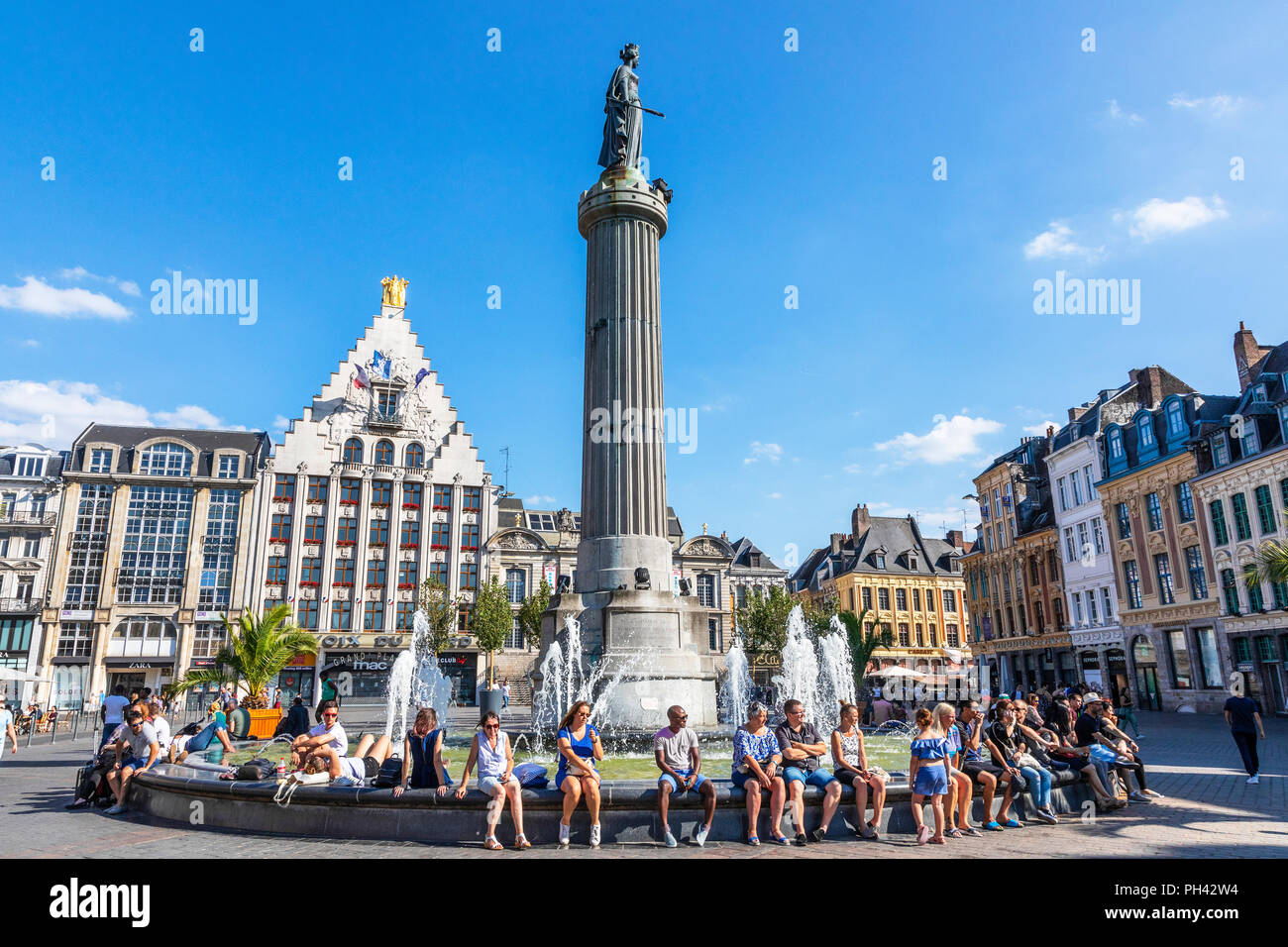 Place du General de Gaulle, die mit der Spalte der Göttin, Lille, Frankreich. Die Spalte, bekannt als La Colonne de la Deese ist ein Denkmal für die local heroes Stockfoto