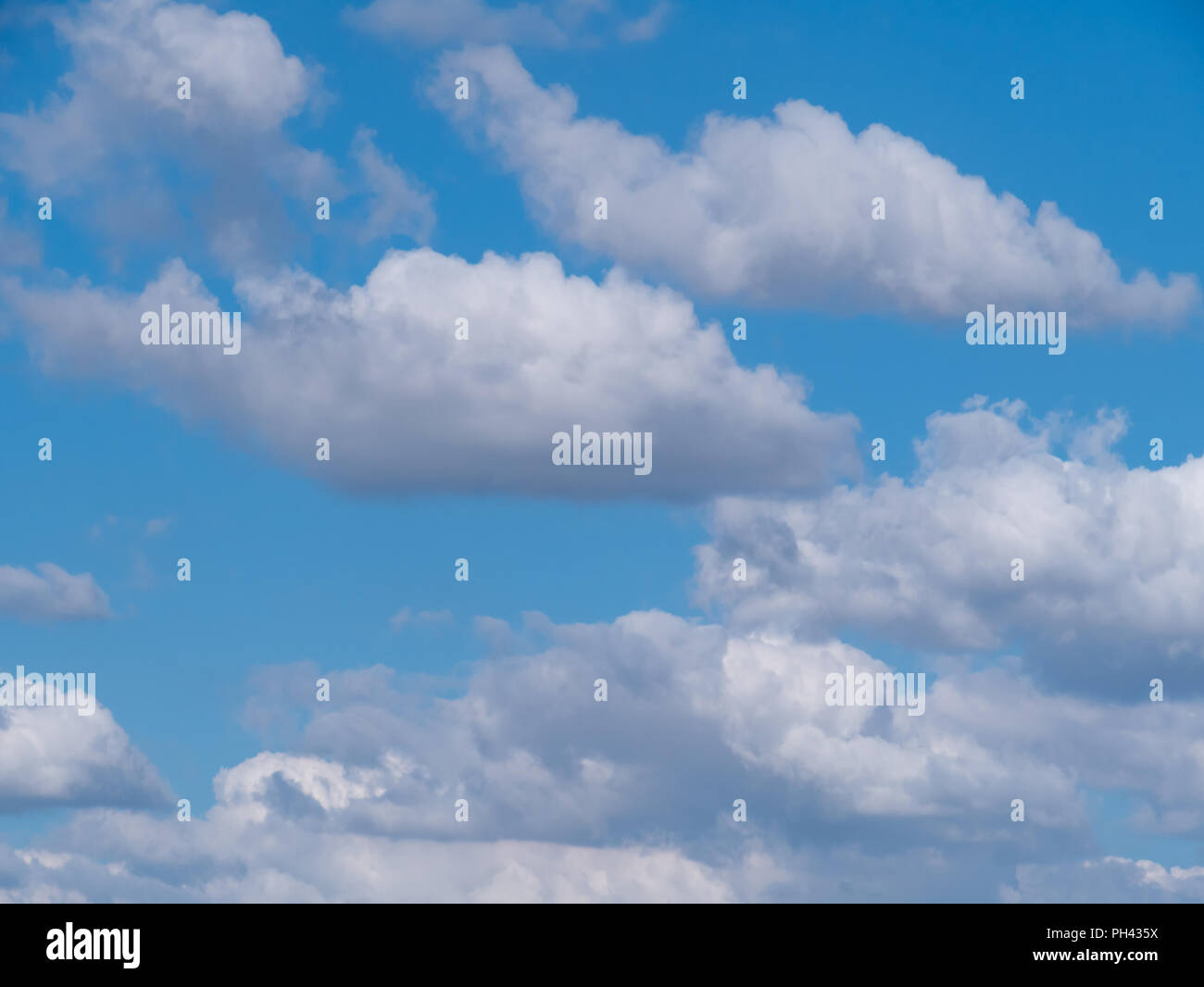 blauer Himmelshintergrund mit winzigen Wolken Stockfoto