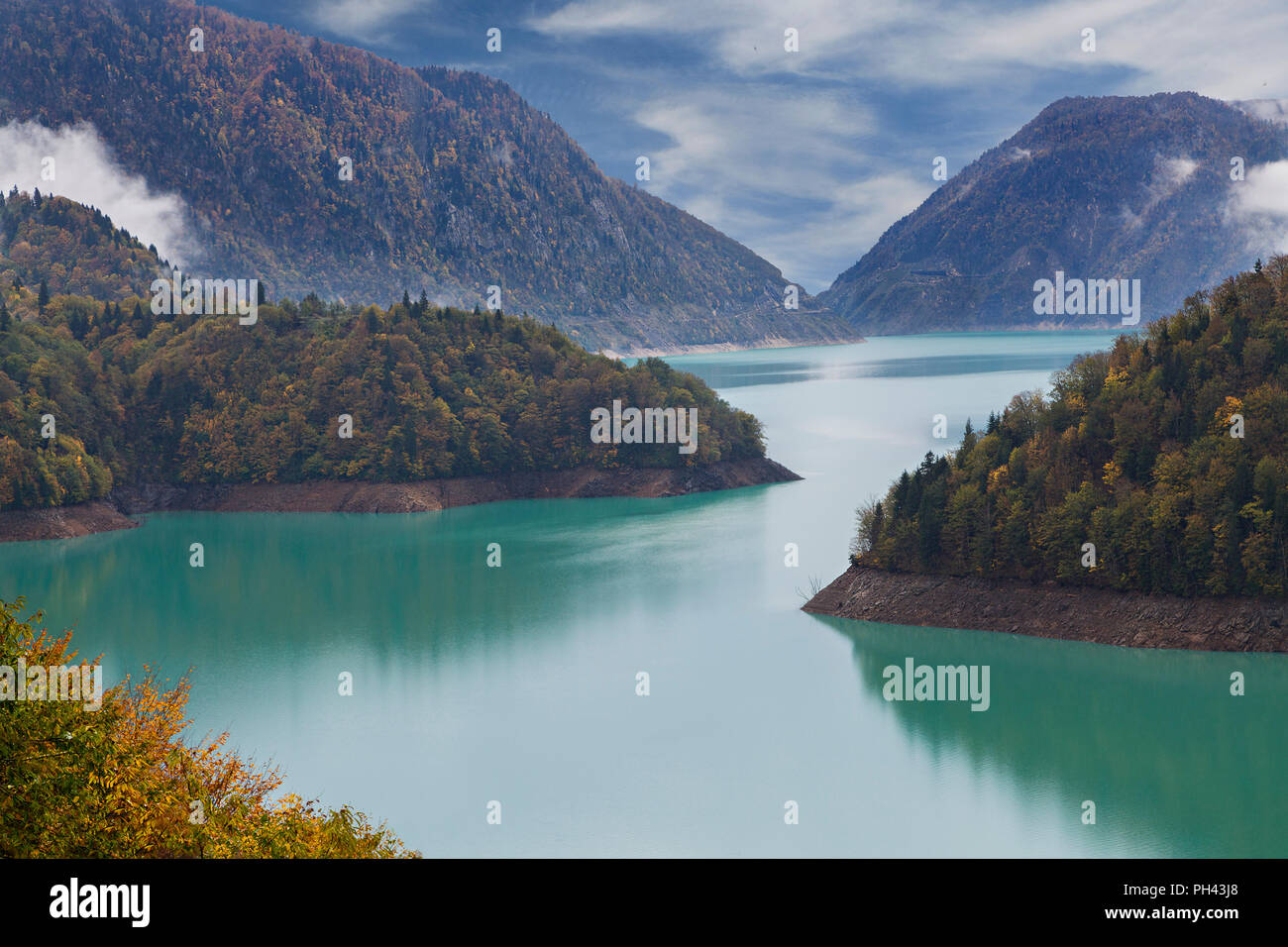 Blick über den Enguri See im Kaukasus, Georgien Stockfoto