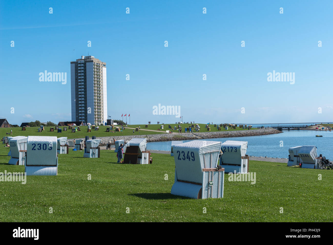 Nordsee Deich mit Strandliegen, Holiday Resort, Büsum, Dithmarschen, Schleswig-Holstein, Deutschland, Europa Stockfoto