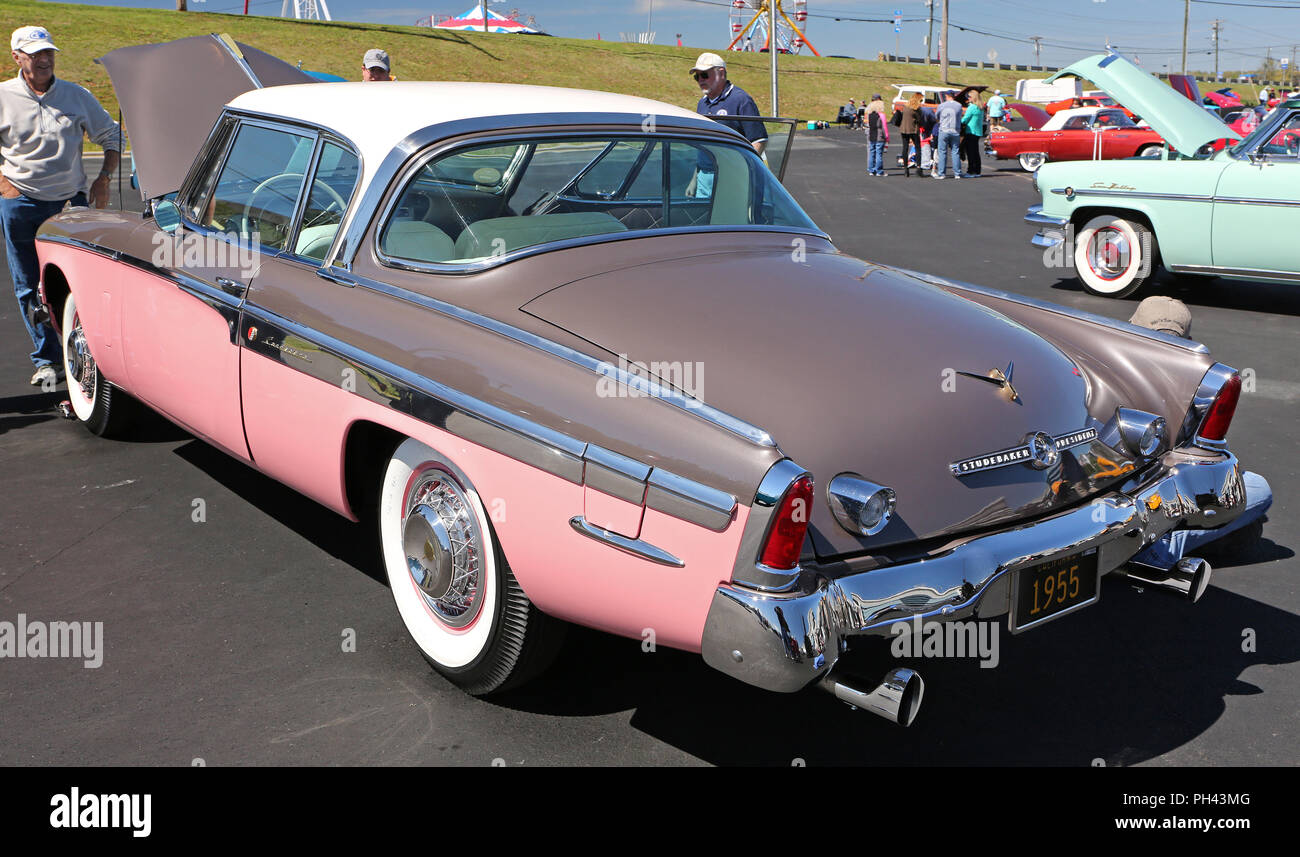 CONCORD, NC - April 8, 2017: 1955 Studebaker President Automobil auf Anzeige an der Pennzoil AutoFair Classic Car Show in Charlotte Motor Spee gehalten Stockfoto