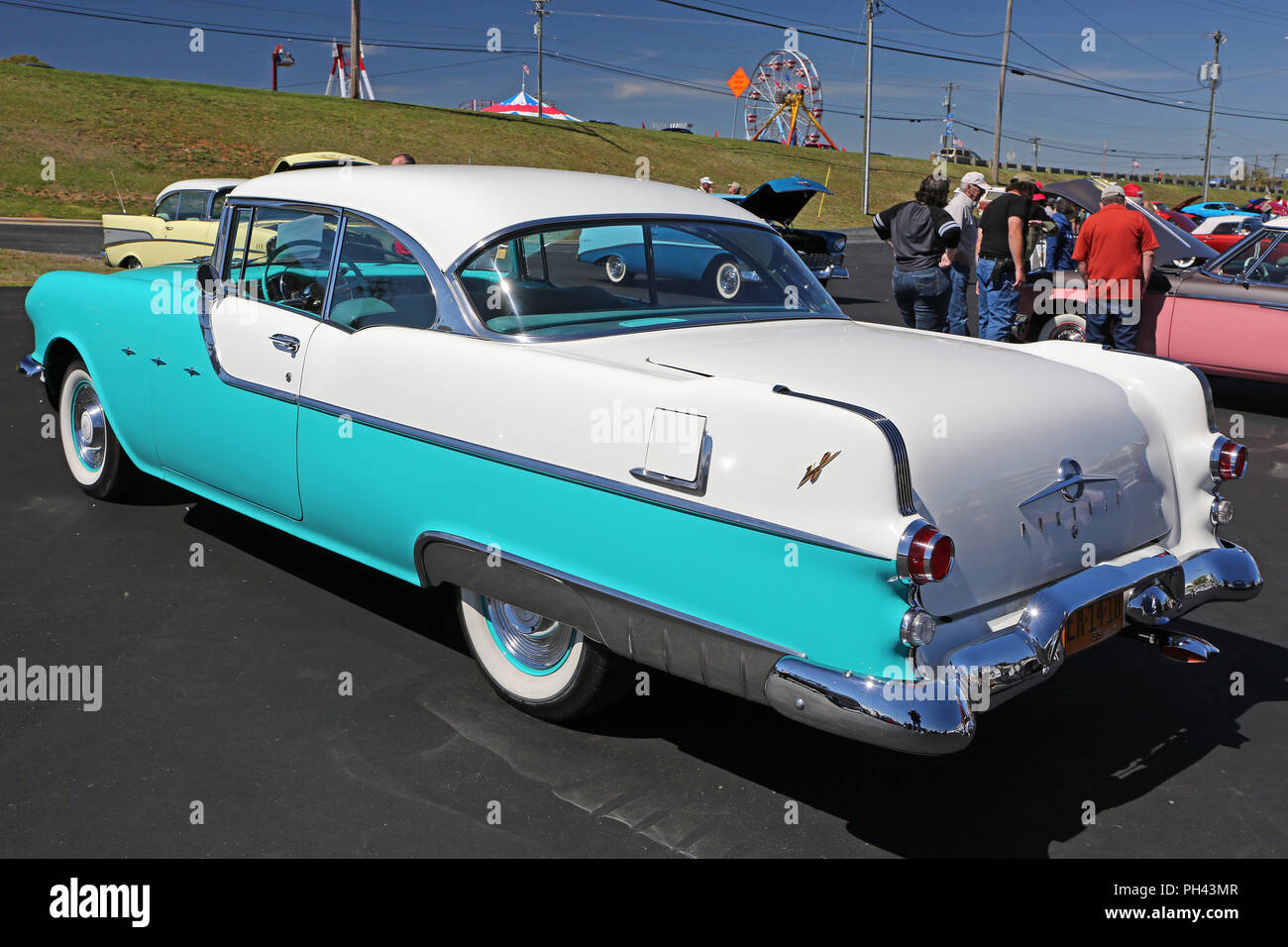 CONCORD, NC - 8. April 2017: Einem 1955 Pontiac Automobil auf Anzeige an der Pennzoil AutoFair Classic Car Show in Charlotte Motor Speedway statt. Stockfoto