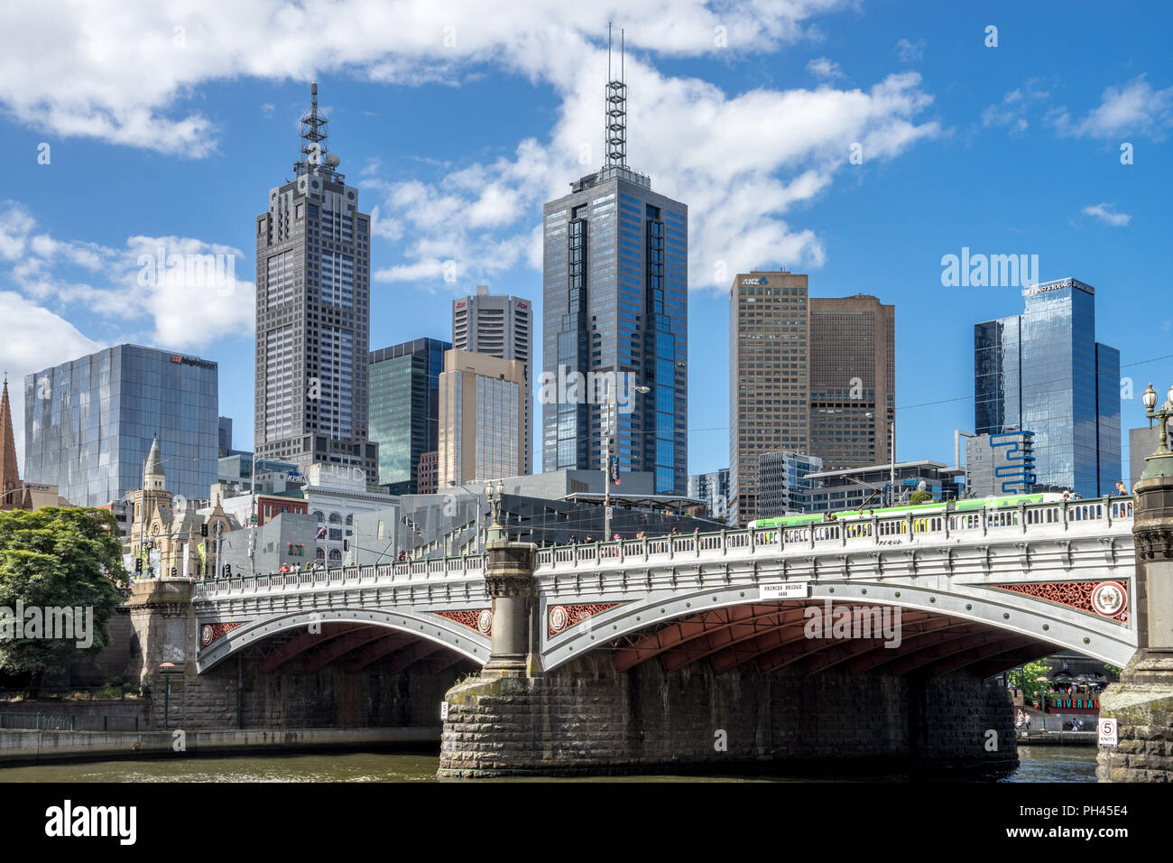 Blick vom Wasserstand der Princes Bridge, mit der Stadt über, in Melbourne, Australien Stockfoto