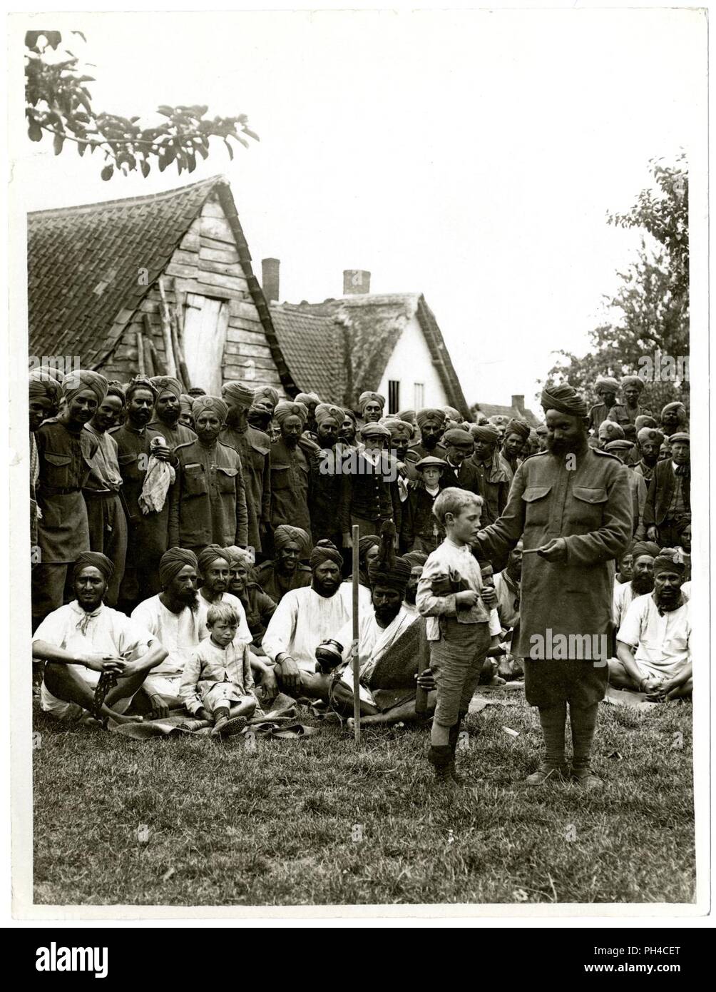 Sikhs & Französisch Dorfbewohner [Le Sart, Frankreich]. Fotograf H. D. Girdwood. . Stockfoto